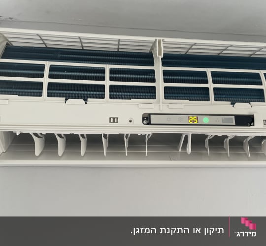 מזגן עם תצוגת טמפרטורה 25 מעלות
